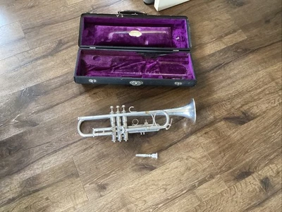 Trompeta de plata modelo King Liberty de H.N. Blanco 102411 con estuche y boquilla Foto 1 de 4