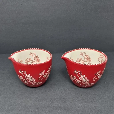 2 tazones pequeños de salsa con caños de encaje floral rojo Temptations Foto 1 de 4