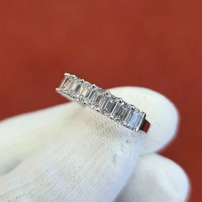 ¡Regalo de cumpleaños! Banda de media eternidad de diamantes cultivados/CVD de laboratorio esmeralda de oro blanco de 14 k Foto 1 de 4