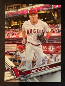 2017 Topps Serie 1 - Mike Trout #20 Leaving Dugout - Imagen 1 de 2