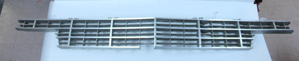 Chrysler Crown Imperial Grille 1957 usado fabricante de equipos originales Foto 1 de 4