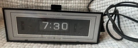 Vintage General Electric Flip Alarm Clock Lighted Dial GE Model 492E Tested Cover
