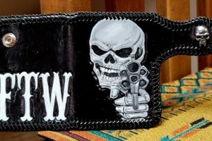 Cráneo de bolsillo delantero de cuero tallado a mano y pintado con pistola y billetera FTW - Imagen 1 de 10
