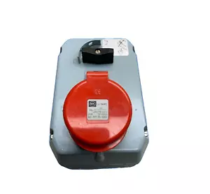 MK K9640 32A 3P+N+E Interruttore ad angolo rivestito in metallo presa IP44 - Foto 1 di 6