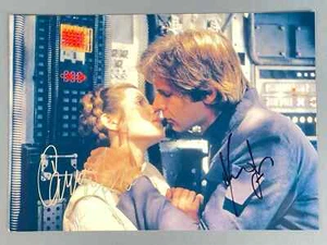 Foto iconica firmata Carrie Fisher/Harrison Ford Star Wars Leia & Han Kiss con certificato di autenticità - Foto 1 di 4