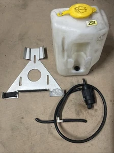 Vauxhall Vx220 Waschflaschenhalter und Pumpe - Bild 1 von 10