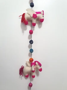 Feutre licorne jeu mobile crèche rose chaud blanc feutre fait main neuf cloche fleurs - Photo 1/11