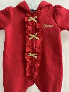 Conjunto de una pieza Baby Guess 0-3 meses corazones rojos San Valentín con volantes frontales a presión - Imagen 1 de 8