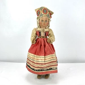 "Muñeca de tela hecha a mano vintage 1945-1951 Estonia personas desplazadas campamento artesanal 18" - Imagen 1 de 12
