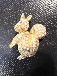 Vintage Perle und Strass akzentuiert Eichhörnchen Anstecknadel Brosche mit Rubin Auge - Bild 1 von 5