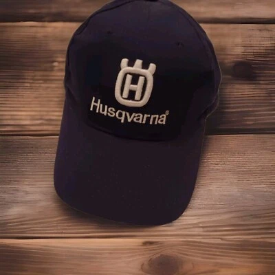 Gorra Husqvarna, azul marino con emblema bordado blanco y parche bandera americana Foto 1 de 4