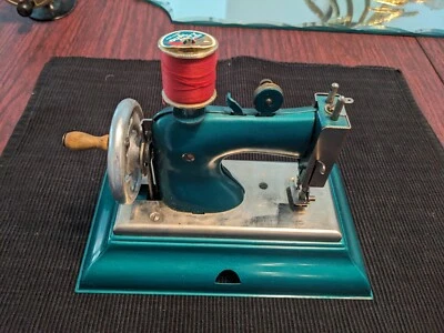 Старинная винтажная игрушка CASIGE швейная машина ребенка бирюзовый Германии британской зоны - Изображение 1 из 4