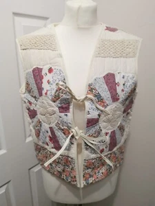 Freya Simonne Noelena Patchwork gesteppte Krawatte vordere Weste cremefarben Einheitsgröße UVP £195 - Bild 1 von 7