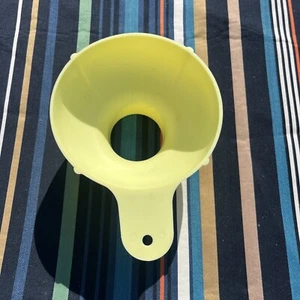 Foley Kunststoff gelb Einmachtrichter. 5" Durchmesser oben, 2" unten Vintage Küche - Bild 1 von 3