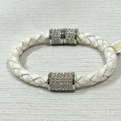 Nuovo con etichette Bracciale Michael Kors in pelle bianca e pavè intrecciato con chiusura magnetica