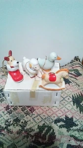 ORNAMENTI NATALIZI VINTAGE HOMCO (4) ANATRA, PECORA, CAVALLO A DONDOLO, STIVALE CON CUCCIOLO - Foto 1 di 4