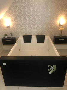 Bain de marque Neptune à vendre jamais utilisé 67 par 51 par 24 (pouces) - Photo 1 sur 5