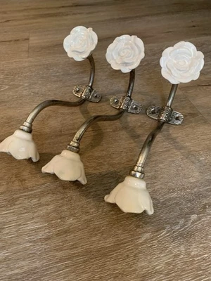 Lindo conjunto de 3, 8” cabides de gancho de parede de metal cabeça de rosa, casacos, sacos, toalhas, chapéus - Imagem 1 de 4