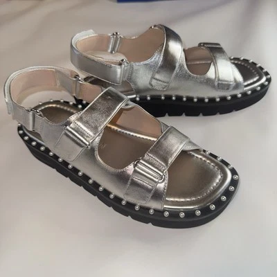 Sandalia Stuart Weitzman Zoe Plataforma Papá Talla 8 Metálica con Detalle de Perla Imitada Foto 1 de 4