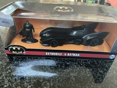 Jada Toy Hollywood Rides Batman Figure & 2015 Arkham Knight Batmobile 1/24 Scale - Image 1 of 4