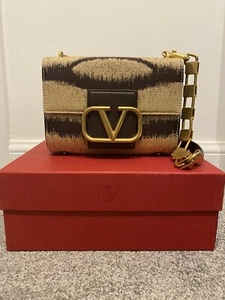 VALENTINO GARAVANI STUD SIGN SHOULDER BAG IN JACQUARD TIGER MOTIF FABRIC - Picture 1 of 11