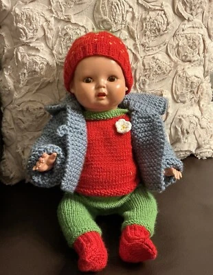 Minerva-Babypuppe mit hübscher Strickkleidung - Bild 1 von 4