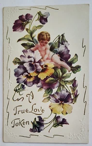 DE COLECCIÓN 1908 AMOR Y ROMANCE PC QUERUBÍN EN UN RAMO DE PENSAMIENTOS "UNA FICHA DE AMOR VERDADERO" - Imagen 1 de 2