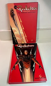 Libro de tapa dura The Rocketeer: The Complete Adventures Deluxe Edition + Slipcover - Imagen 1 de 14