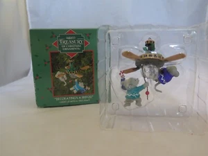 Enesco Treasury of Christmas "Decorating's A Breeze!" Light Up w/Tree Ornament - Picture 1 of 9