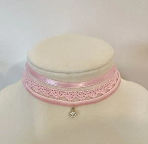 3 hellrosa Samt, Satin & Spitze Halsband 12-15" 2 neu, 1 gebraucht, in einwandfreiem Zustand - Bild 1 von 10