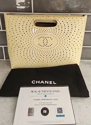 Bolso de Mano Chanel Vintage Perforado Patente CC 2003-2004 Colección Karl Lagerfeld Foto 1 de 4