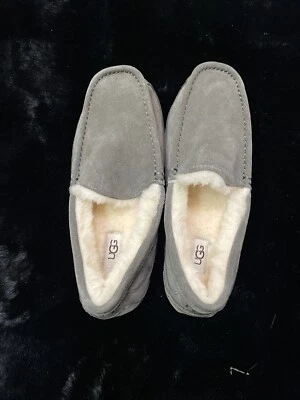UGG ASCOT CARBÓN GAMUZA CASUAL MOCASÍN HOMBRE ZAPATILLAS TALLA US 8 NUEVO Foto 1 de 3