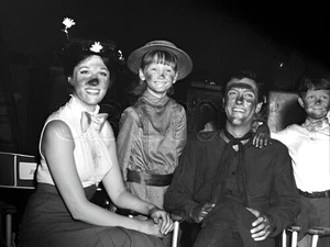 Julie Andrews 8x10 Foto 101425-18 Dick Van Dyke Dotrice Mary Poppins BTS - Bild 1 von 1