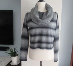 Neu BB Dakota Wasserfallausschnitt gestreift, langer SLV Cropped Pullover Gr. Klein, grau Neu ohne Etikettq - Bild 1 von 11