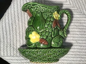 Brocca vintage verde maiolica con frutta e fiori sopra decorazione parete ceramica - Foto 1 di 5