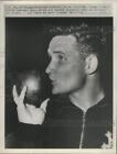 1954 Press Photo Parry O'Brien kiss shotput ball after his record breaking shot.