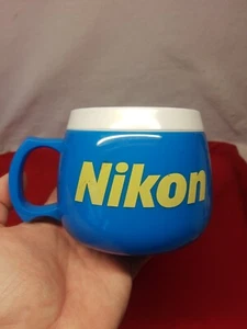 Taza de café con cámara Nikon de colección logotipo promocional plástico pesado azul amarillo taza de los años 80 EE. UU. - Imagen 1 de 6
