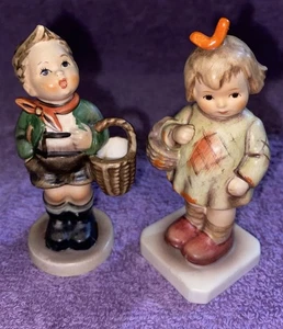 Goebel Hummel Figuren Lot 2, 4" groß, Junge und Mädchen - Bild 1 von 6