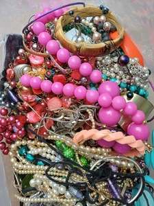 4KG Jewellery Job Lot Costume Mixed Bundle Necklaces Beads Crafting 0396 J26 - Picture 1 of 3