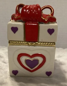 Vintage Ceramic Heart And Bow Trinket Box/ Valentine Day Gift Box - Picture 1 of 10