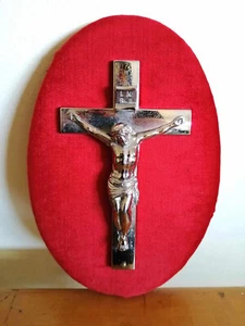 Vintage metal cross on oval red board - Picture 1 of 5