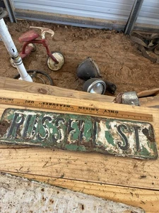 Insegna Vintage Porcellana Goffrata?Ritirata Nome Strada Russel Street 24”x6” - Foto 1 di 5