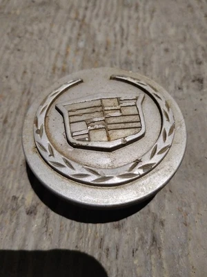 ОРИГИНАЛЬНЫЙ СЕРЕБРИСТЫЙ ЦЕНТРАЛЬНЫЙ КОЛПАК КОЛЕСА CADILLAC CTS 9594649 2004 2005 2006 2007 - Изображение 1 из 2