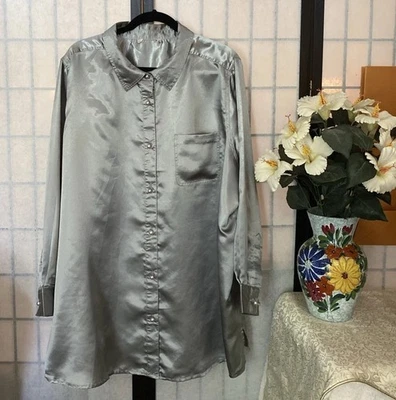 Blusa túnica Woman Within Wom +1X brillante plateada-gris satinada ¡Increíbles botones! Foto 1 de 4