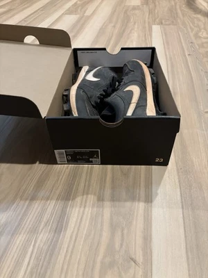 青少年男孩耐克 Jordan 1 Low Mcs 黑色棒球鞋 9 码轻度使用鞋 — 第 1/4 张图片