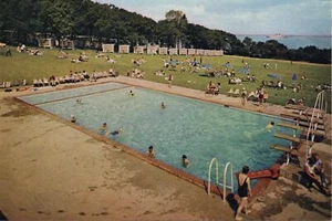 (ca12) Warners Woodside Bay Feriendorf Außenpool & Meer - IOW PC - Bild 1 von 2