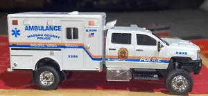 Kitbash 1/64 Chevrolet 3500 HD AMBULANZA POLIZIA CONTEA NASSAU 1 di 1 Custom Made - Foto 1 di 23