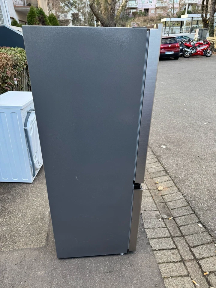 Ich verkaufe einen neuen Kühlschrank, den ich erst vor 1 Monat für 250 Euro  - Bild 1 von 4
