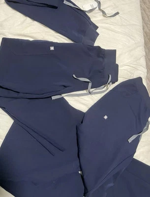 FIGS 磨砂女式 4 件套上衣和 4 件下装查看说明-共 8 件 — 第 1/4 张图片