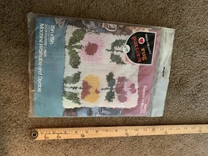 Vintage Red Heart  Flowers in Bloom 15x15" Latch Hook Rug Pattern #6603 - Picture 1 of 2